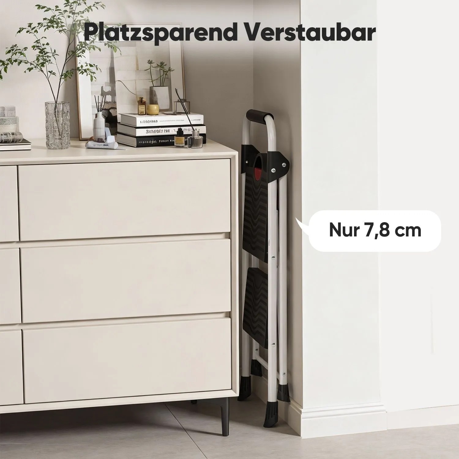 Sekey Klapptritt 2 Stufen, zusammengeklappt und platzsparend in einer Ecke verstaut. Nur 7,8 cm schmal. Ideal für Haushalt.
