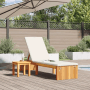 Sonnenliege aus Akazienholz mit creme Kissen, inklusive kleinem Tisch, für Garten oder Terrasse.