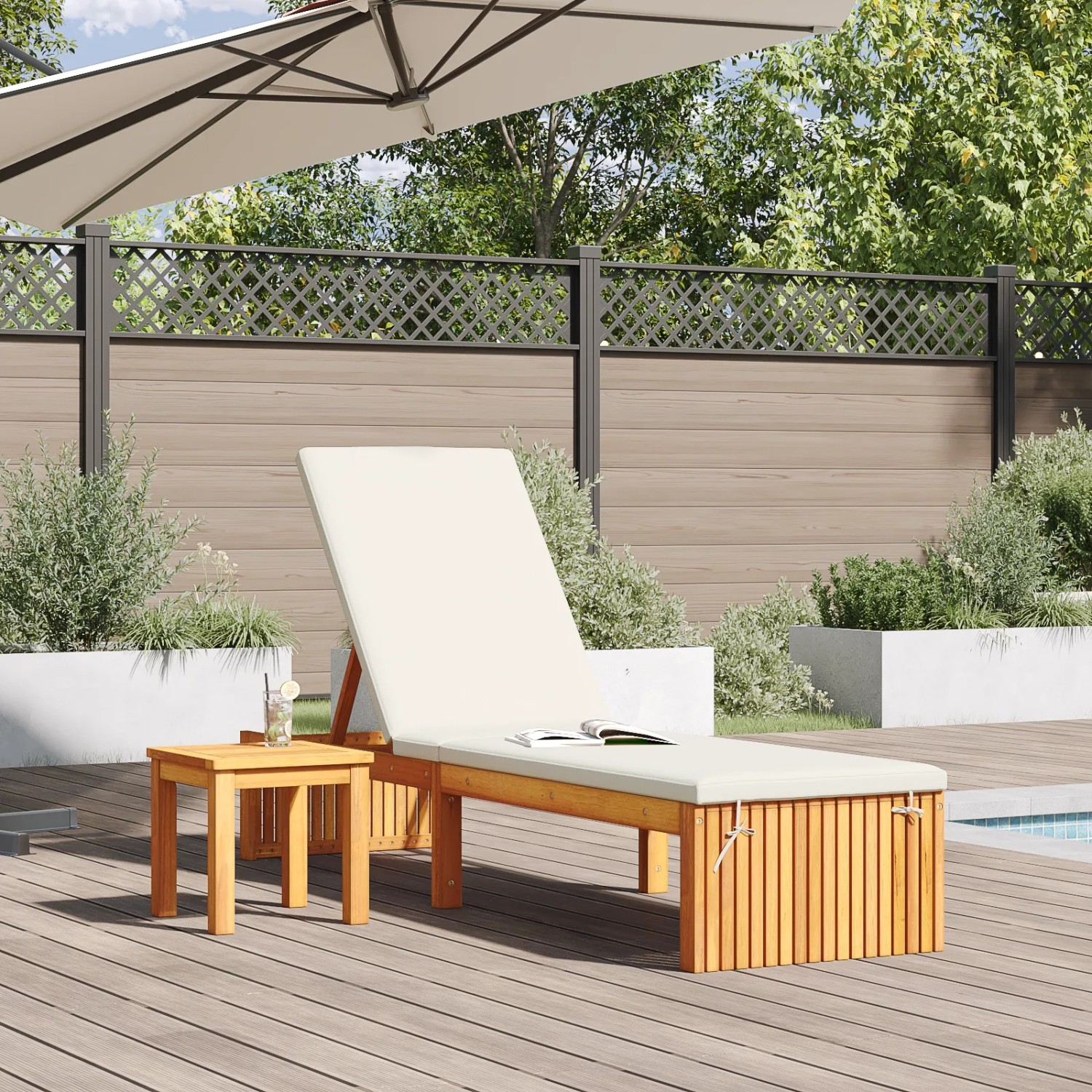 Sonnenliege aus Akazienholz mit creme Kissen, inklusive kleinem Tisch, für Garten oder Terrasse.