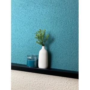 Detailaufnahme: Seegras-farbener Floxxan Baumwollputz Colorado 154 als Flüssigtapete mit Deko.