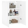 Weißer Wandschrank (69,5x34x90 cm) mit offenstehenden Türen und zwei Regalböden, gefüllt mit Badutensilien.