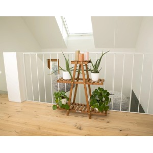 Braunes needs&wants Pflanzenregal Bloomy2 mit drei Ebenen und Pflanzen im Innenraum.