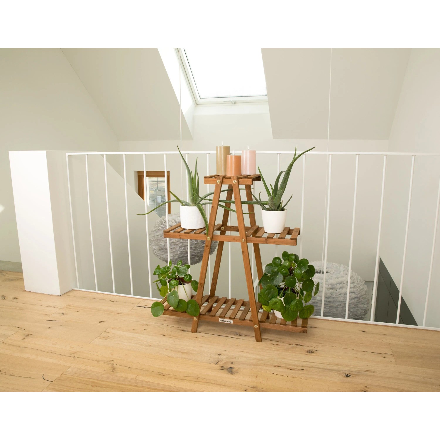 Braunes needs&wants Pflanzenregal Bloomy2 mit drei Ebenen und Pflanzen im Innenraum.
