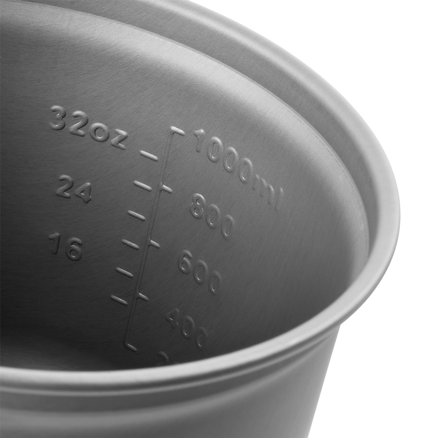 Detailaufnahme Topf mit Messskala des STAHLWERK Camping Kochgeschirr Sets.