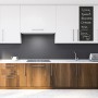 Schwarze selbstklebende Tafelfolie an weißem Küchenschrank mit Kreide-Einkaufsliste. Ideal für Küche & Notizen.