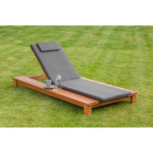 Gartenliege Viana aus Eukalyptusholz mit anthrazitfarbener Auflage und Ablagefläche.