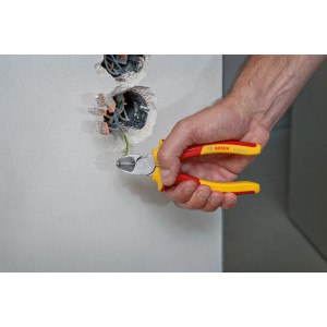 Bosch Professional VDE-Diagonalschneider 160 mm im Einsatz beim Schneiden eines Kabels.