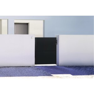 Mattschwarzes Casanoov Stahltor (1x1,2m) mit zwei Stahlpfosten als Gartentor.