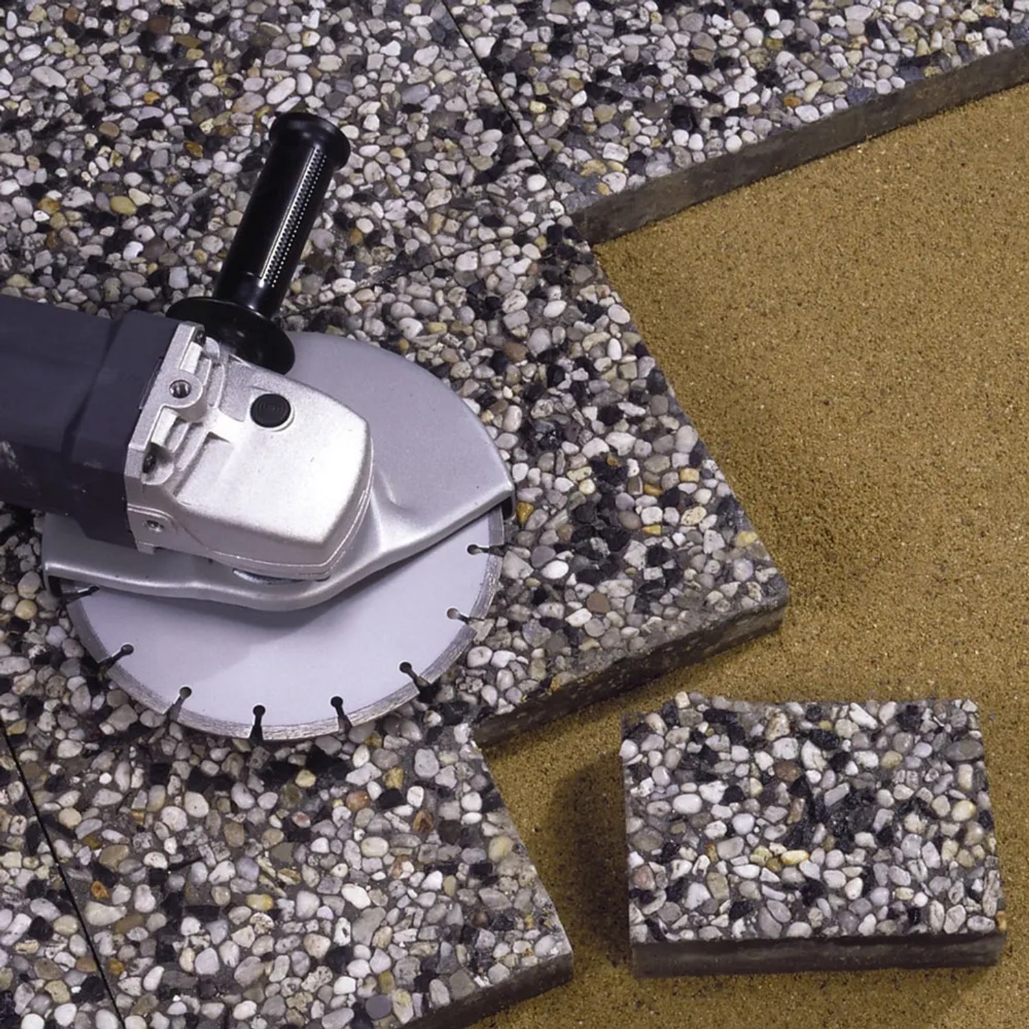 LUX Diamant-Trennscheibe 230 mm auf Winkelschleifer beim Steine schneiden.