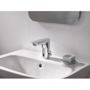 Grohe Infrarot Waschtischarmatur Cosmopolitan E, Chrom, auf weißem Waschbecken.
