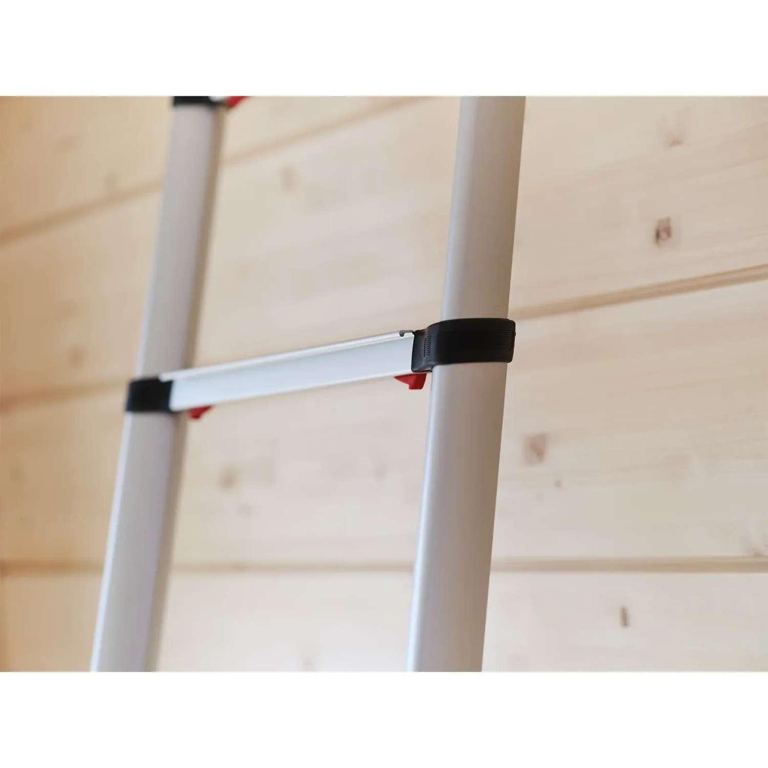 Detailansicht der Hymer Teleskop-Anlegeleiter mit 11 Stufen, Fokus auf Stufen und Holme.