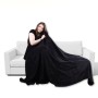 Frau kuschelt in schwarze Mikrofaser Decke (150x200 cm) auf weißem Sofa. Bestgoodies Wohndecke.