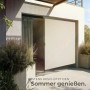 Beige Tectake Senkrechtmarkise Eloise, ausgefahren auf Terrasse. Bietet Sonnenschutz und Sichtschutz. UV-beständig.
