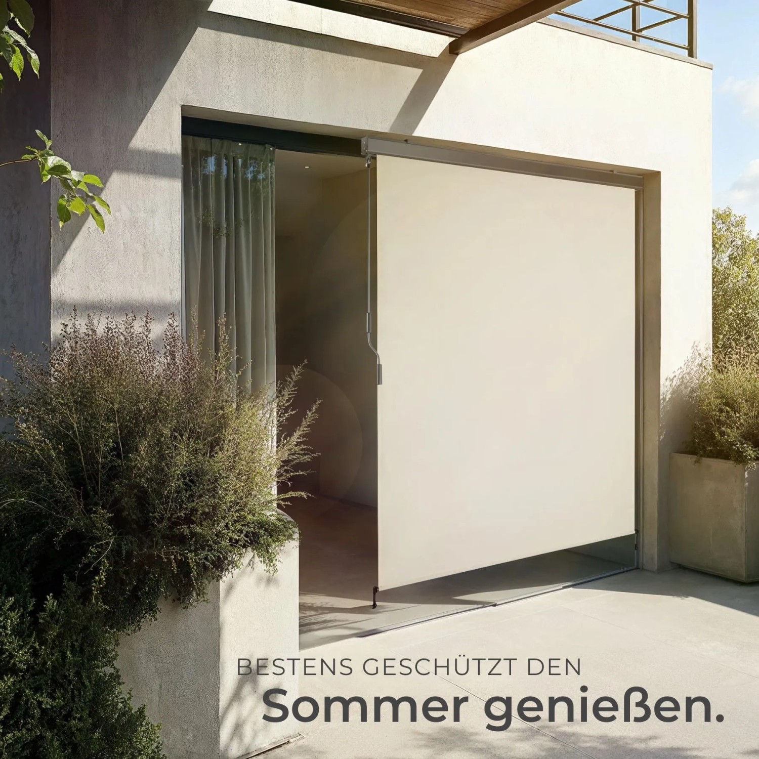 Beige Tectake Senkrechtmarkise Eloise, ausgefahren auf Terrasse. Bietet Sonnenschutz und Sichtschutz. UV-beständig.