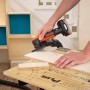 Black+Decker Akku-Deltaschleifer BDCDS12N beim Schleifen von Holz.