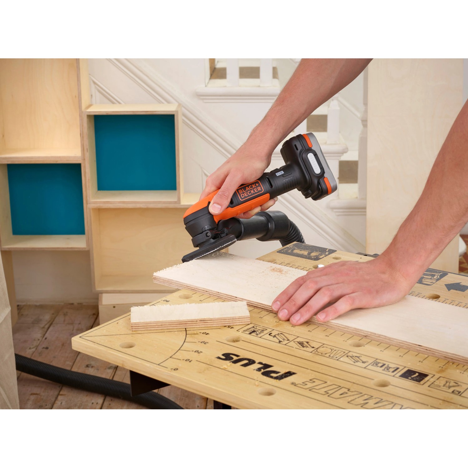 Black+Decker Akku-Deltaschleifer BDCDS12N beim Schleifen von Holz.