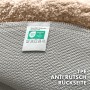 Detailaufnahme: Rückseite der beigen, runden KARAT Badematte SKY mit Anti-Rutsch-Beschichtung und Öko-Tex Zertifikat.