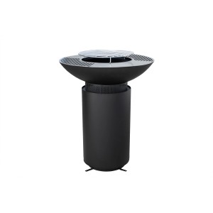 Schwarzer Westmann Premium Grill mit Plancha und Feuerplatte. Outdoor-Kaminofen mit Grillfunktion.