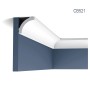 Weiße ORAC DECOR Zierleiste CB521N BASIXX als Eckprofil an blauer Wand.