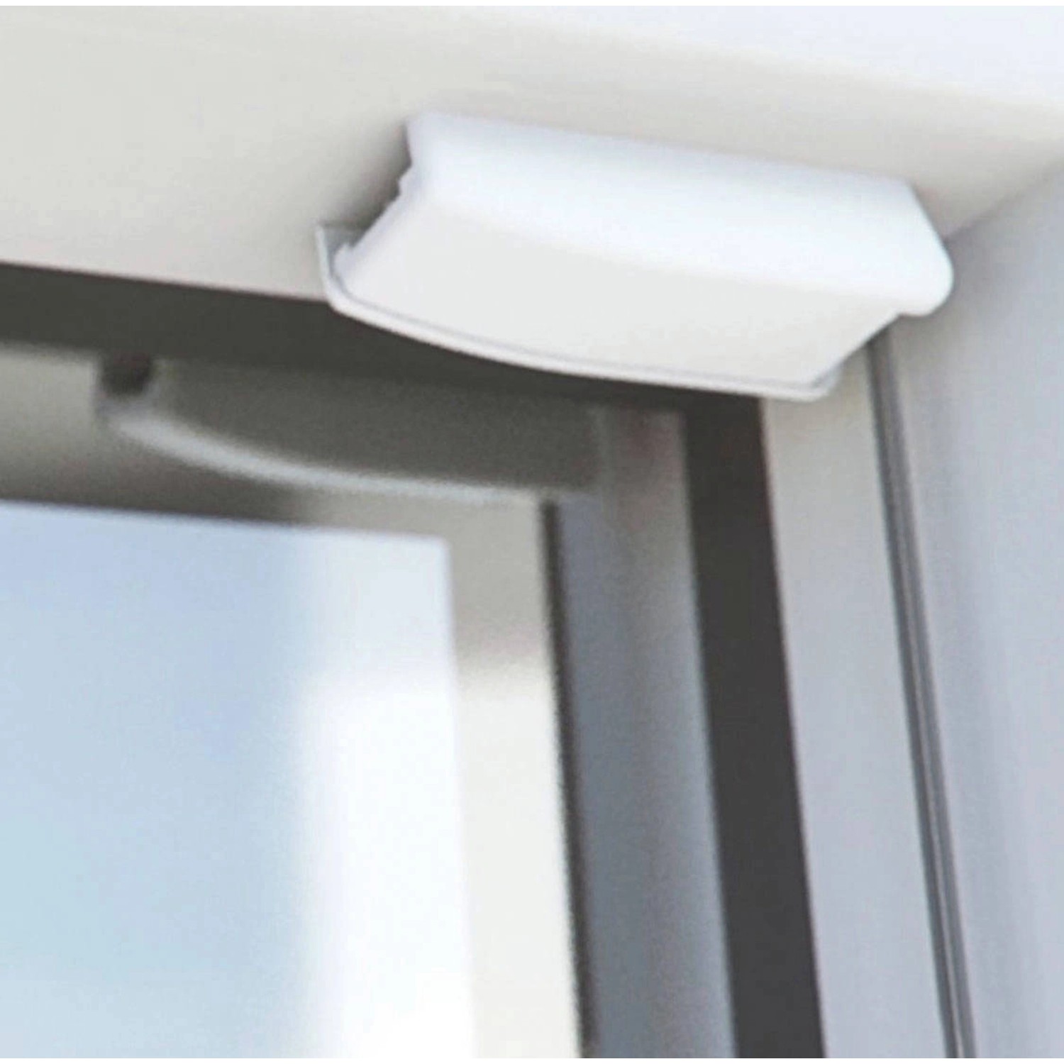 Detailaufnahme der Montage eines weißen Gardinia Thermo Plissees am Fenster.