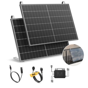 Solakon 900W Balkonkraftwerk Komplettset mit zwei schwarzen Solarmodulen, Wechselrichter, Kabeln und Balkonhalterung.