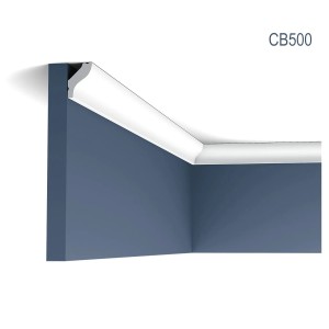 Weiße ORAC DECOR Zierleiste CB500N als Stuckprofil an Wand und Decke.