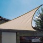 Ecru-farbenes, dreieckiges Sonnensegel von Siena Garden (3,6x3,6x3,6 m) spendet Schatten.