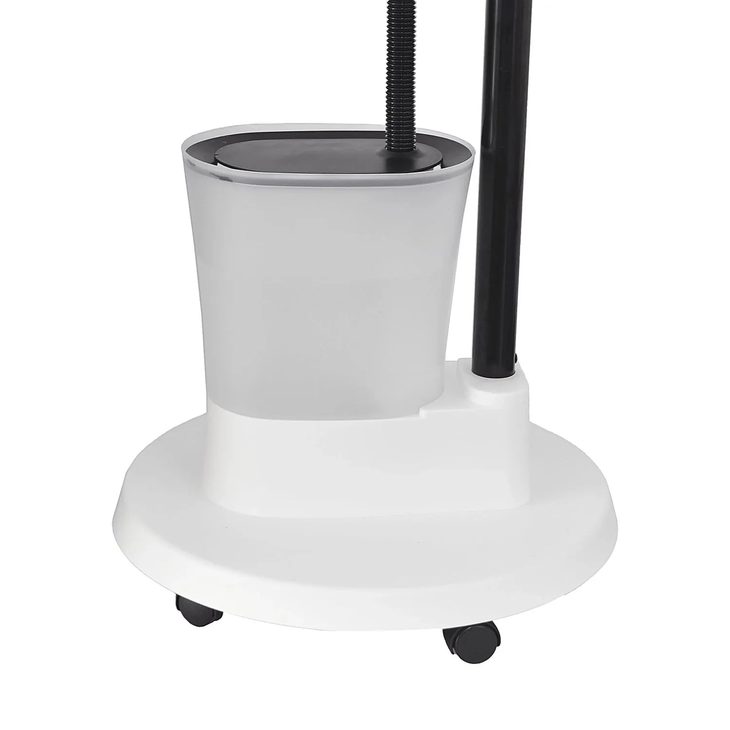 Detailaufnahme: Basis des TroniTechnik Standventilators mit Wassertank und Rollen.