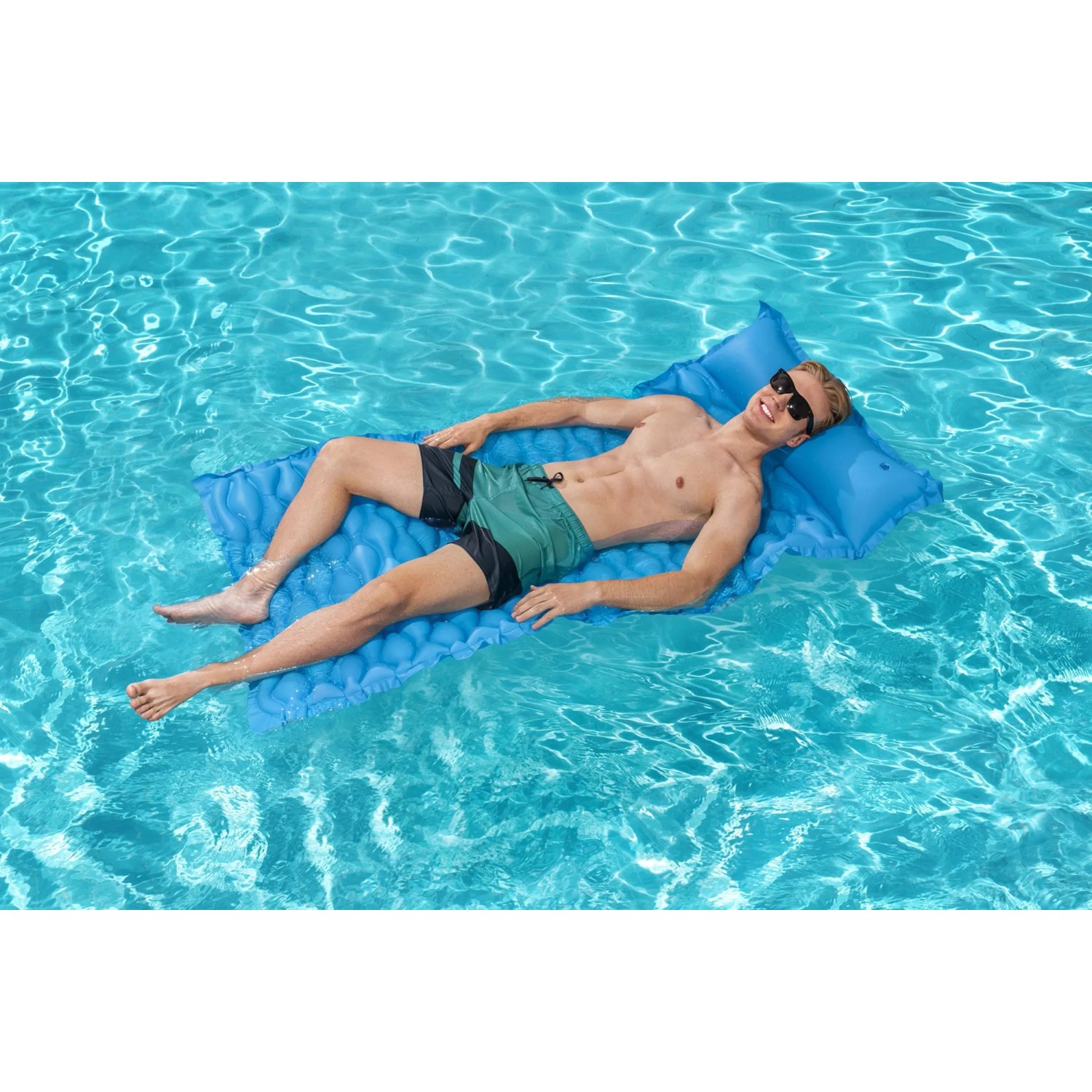 Blau-türkise Bestway Luftmatratze Float'n Roll (213x86cm) mit Person im Wasser.