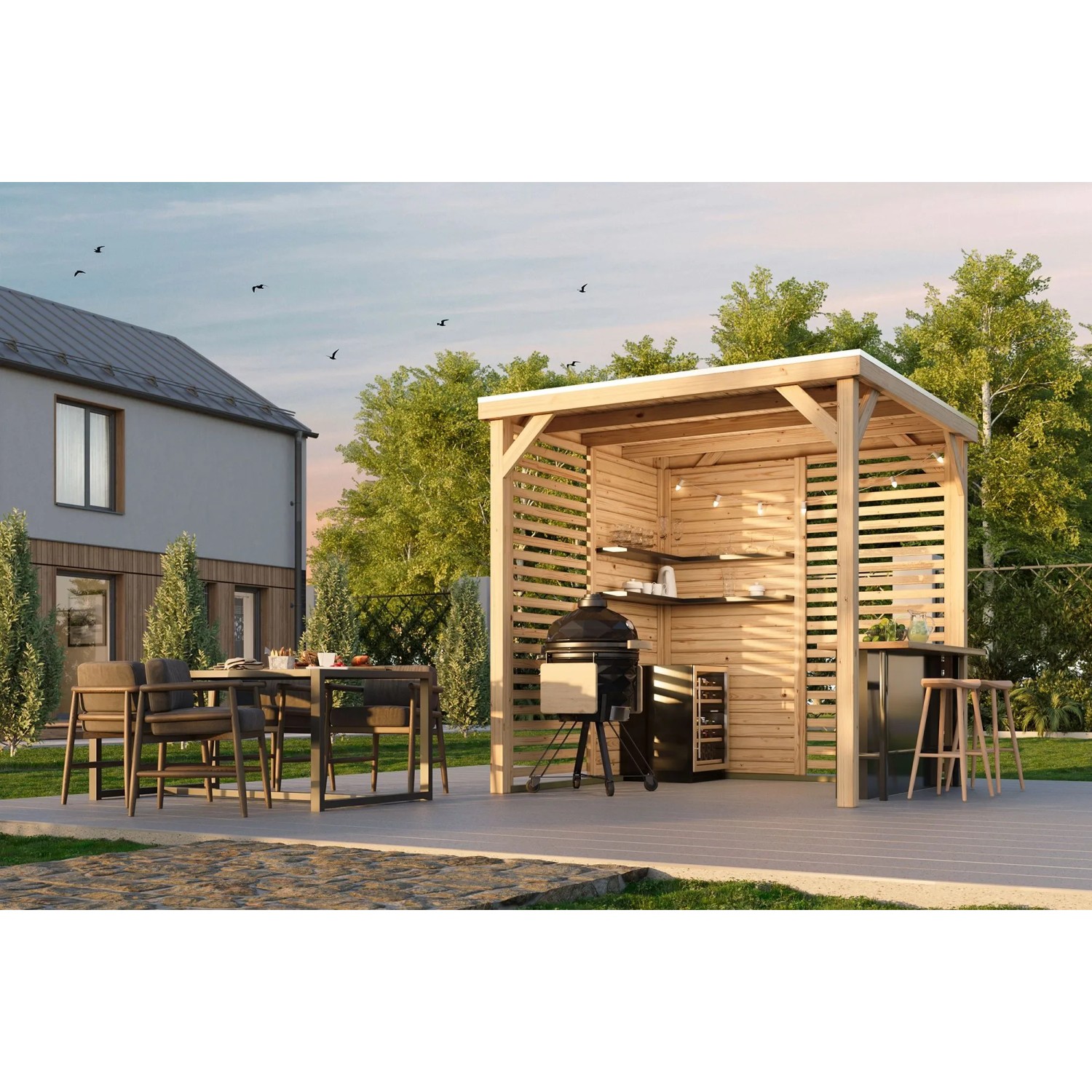 Karibu Pavillon Kvadrat aus Naturholz mit Grillplatz und Sitzgruppe im Garten.