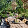 Juliana Gewächshaus Orangerie 21, schwarz-anthrazit, mit Tisch und Pflanzen. Begehbares Gewächshaus.