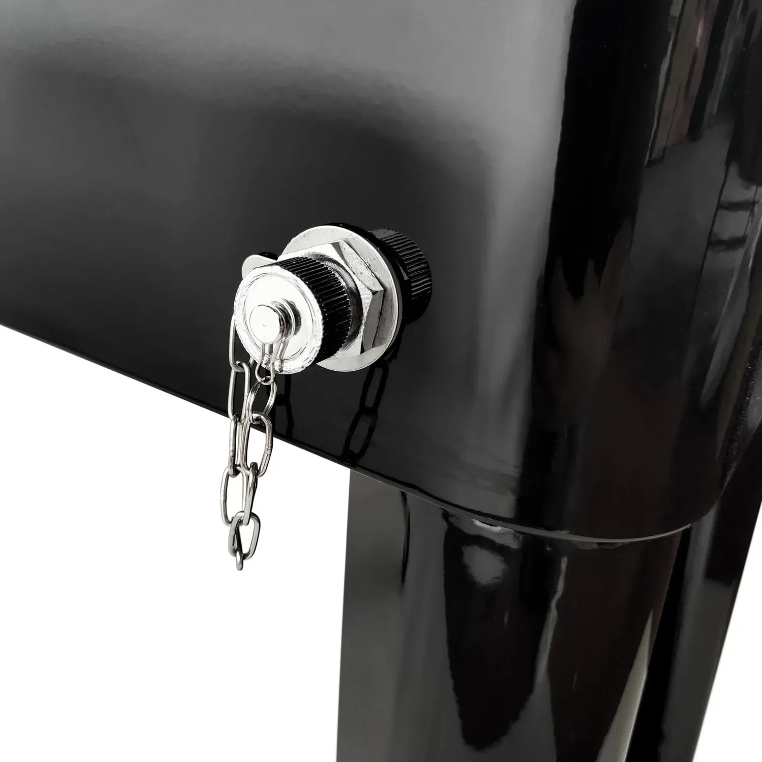Detailaufnahme: Ablassventil mit Kette am schwarzen Axi Kühlwagen Retro 76 l.