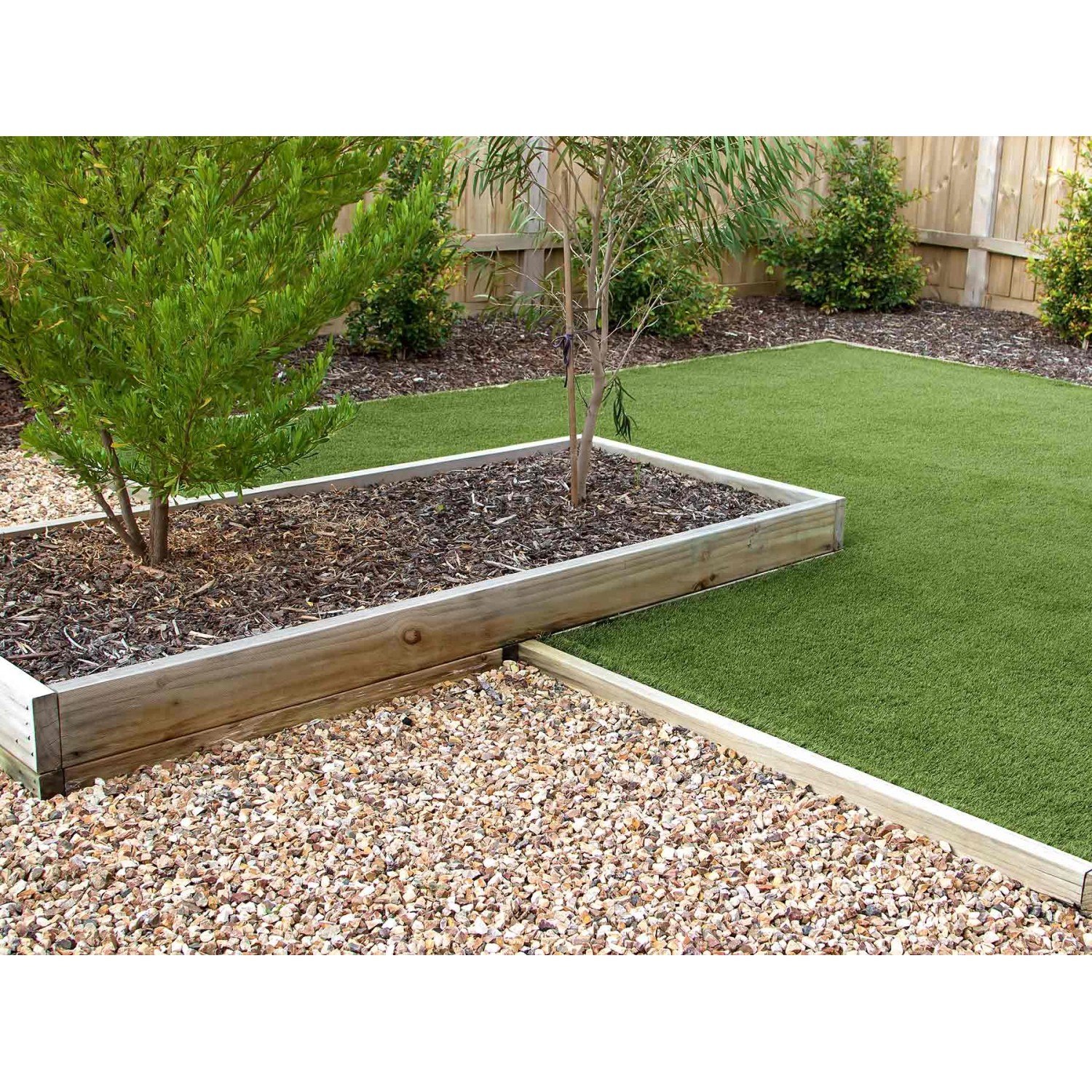 Kunstrasen Korsika im Garten: Wetterfester, grüner Rasenteppich mit Drainage für Balkon und Terrasse.