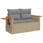 Beige 7-tlg. Garten-Sofagarnitur aus Rattan mit Akazienholz-Armlehnen und grauen Kissen.