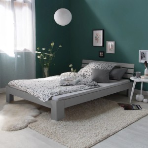 Graues Holzbett 140x200 cm mit Lattenrost im Schlafzimmer. Homestyle4u Bett mit Kopfteil.