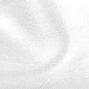 Detailaufnahme des weißen Arsvita Flächenvorhangs Alessia, Textilstruktur sichtbar.