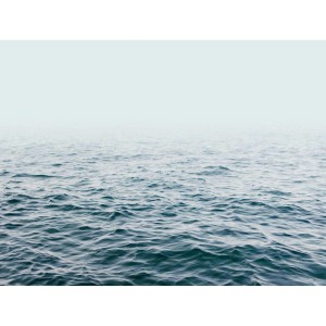 Fototapete Meerblick in Blau und Weiß, 371x280 cm. Dekorative Tapete mit ruhiger Wasser-Szene.