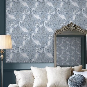 Laura Ashley Vliestapete Tregaron Midnight Blue mit Kranich- und Blumenmuster.
