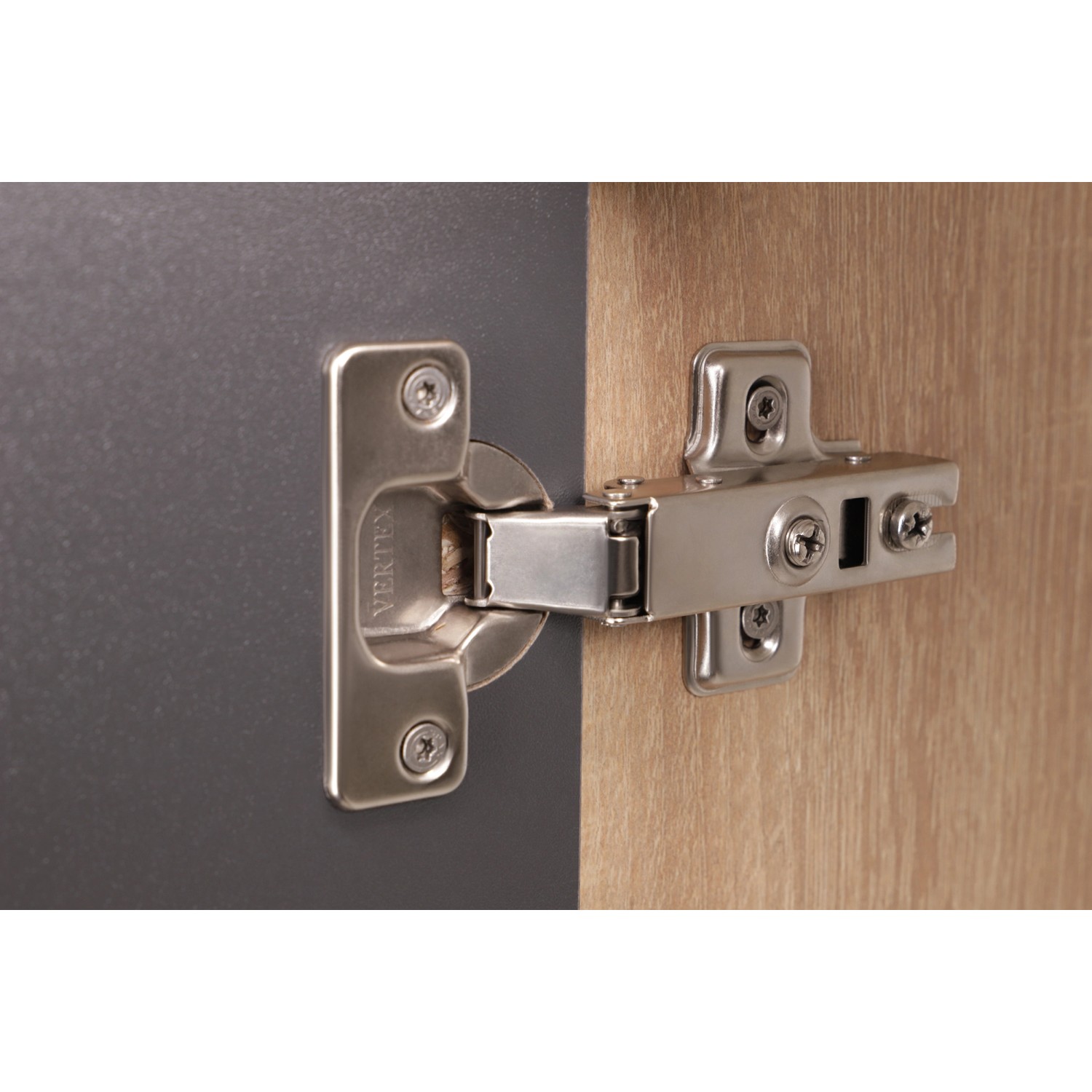 Detailaufnahme: Scharnier an grauer Respekta Küchenmöbel-Set Tür. Soft-Close Funktion.