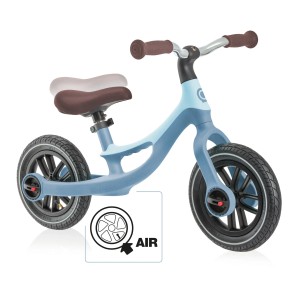 Pastellblaues Globber Go Bike Elite Air Laufrad mit 10 Zoll Luftreifen und verstellbarem Sattel.