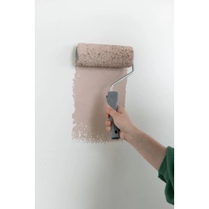 Wallpro Farbwalze 18 cm beim Streichen einer Wand.