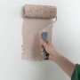 Wallpro Farbwalze 18 cm beim Streichen einer Wand.