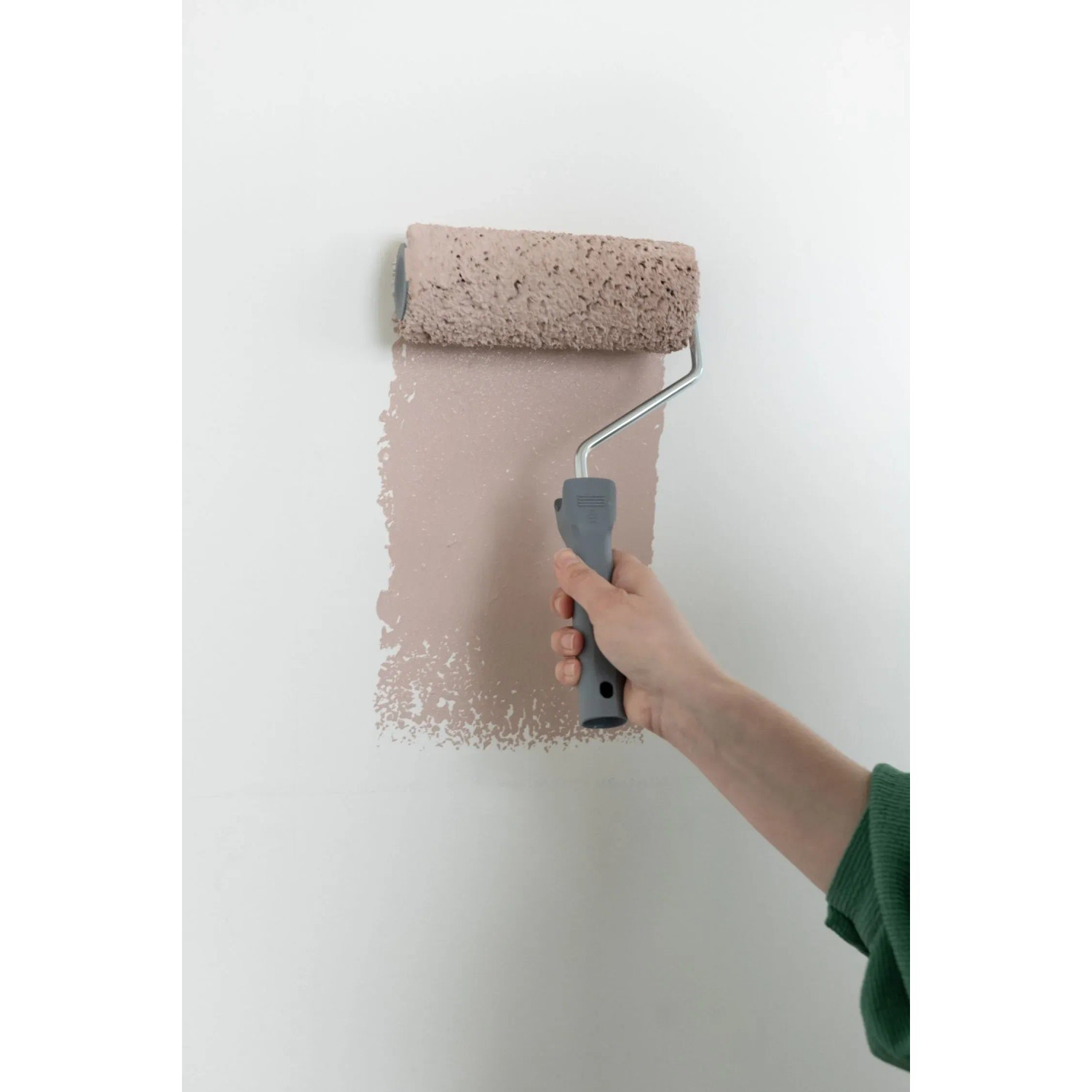 Wallpro Farbwalze 18 cm beim Streichen einer Wand.