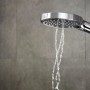 Hansgrohe Raindance Select S 120 Handbrause mit Wasser im Chrom-Look.