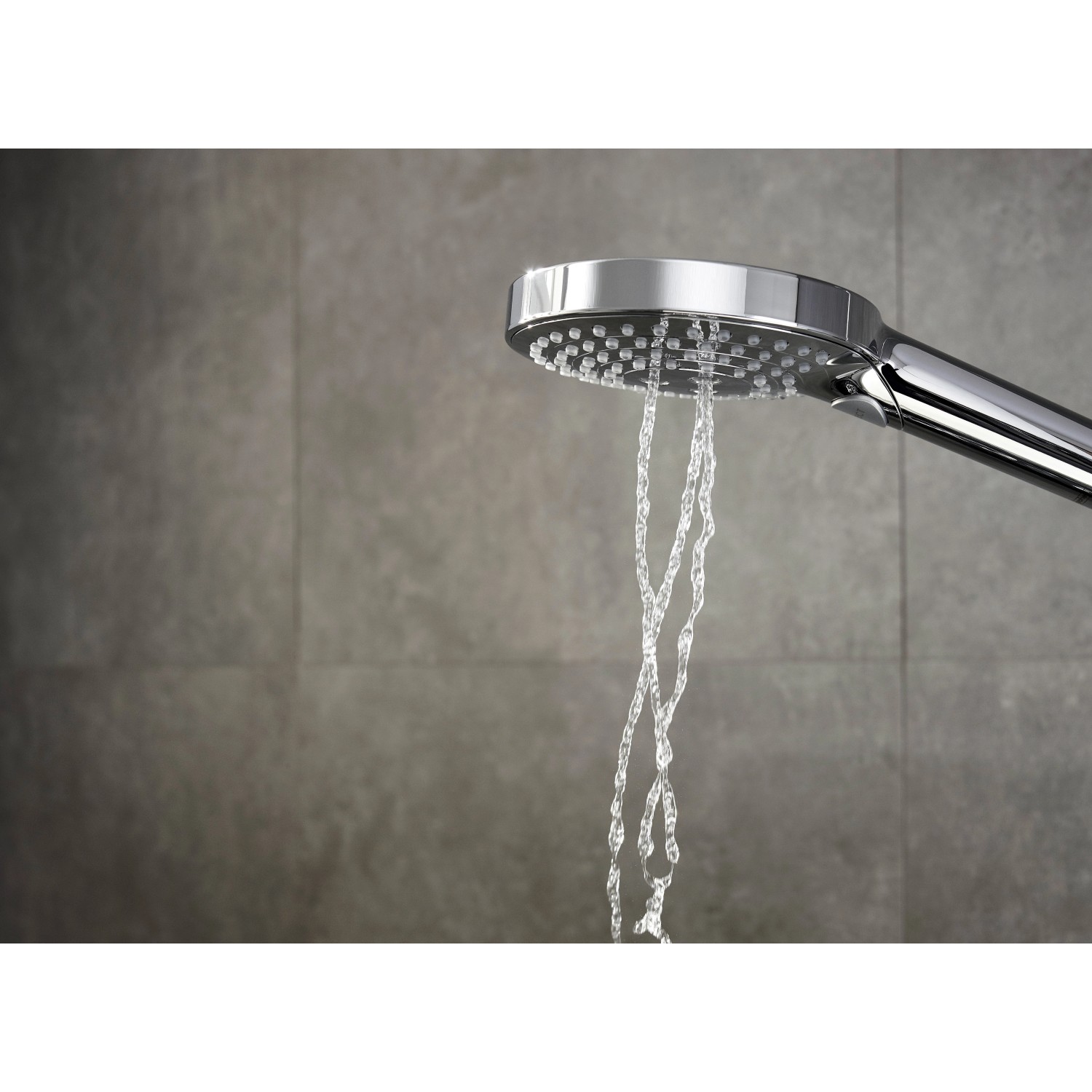 Hansgrohe Raindance Select S 120 Handbrause mit Wasser im Chrom-Look.