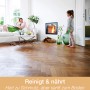 Gereinigter, geölter Holzboden mit Bona Reiniger. Frau auf Sofa, Kind steht. Gemütliches Wohnzimmer.