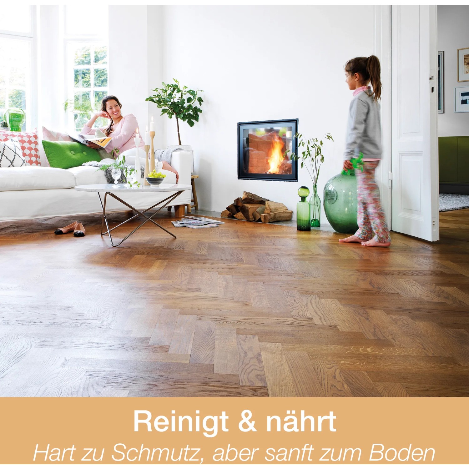Gereinigter, geölter Holzboden mit Bona Reiniger. Frau auf Sofa, Kind steht. Gemütliches Wohnzimmer.