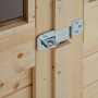 Detailaufnahme: Unbehandeltes Holz-Gartenhaus mit Verschlussriegel.