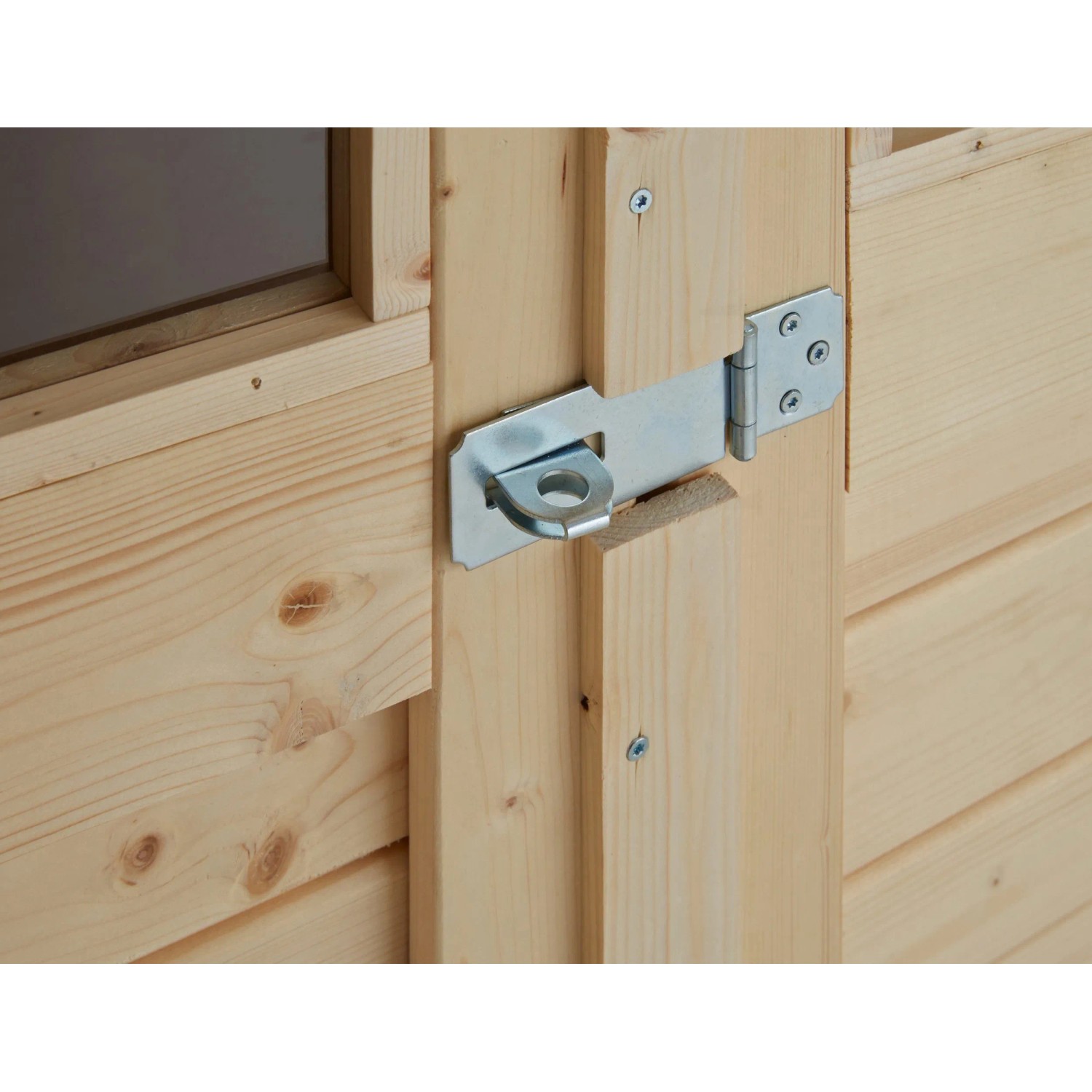 Detailaufnahme: Unbehandeltes Holz-Gartenhaus mit Verschlussriegel.