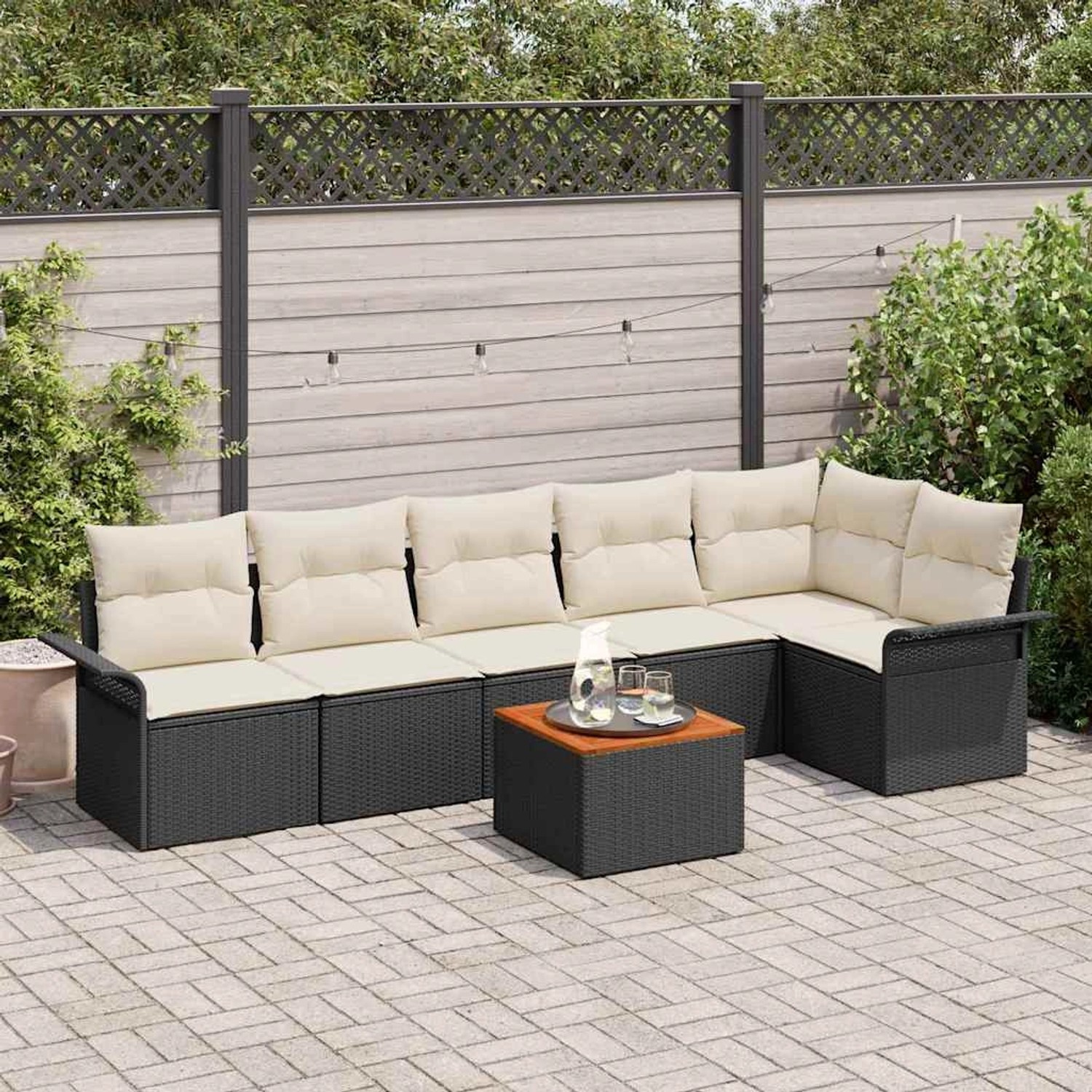 7-teiliges Gartensofa-Set von vidaXL aus schwarzem Rattan mit cremefarbenen Kissen und Tisch.